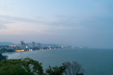 Soyut bulanıklık Hua Hin şehrinin arka planında deniz plajı var.