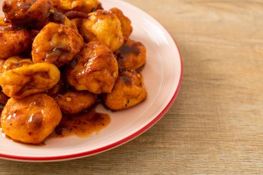 Baharatlı soslu kızarmış köfte - Tayland sokak yemeği tarzı