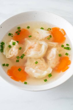 Beyaz kasede karides köftesi çorbası, Asya yemeği tarzı.