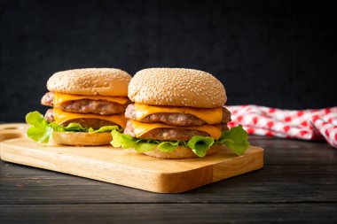 Domuz burger veya ahşap tahtada peynirli domuz burger.