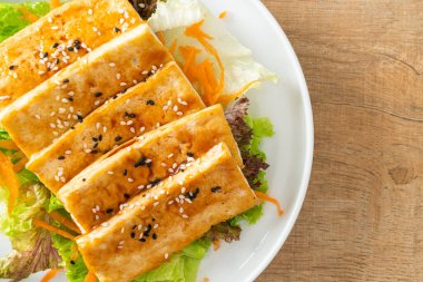 Susamlı teriyaki tofu salatası. Vejetaryen ve vejetaryen yemek tarzı.