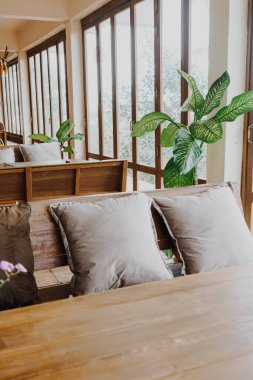 rahat yastıklar ahşap koltukta - vintage efekt filtresi