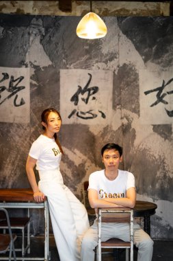 Gelin ve damat tişörtlü mutlu Asyalı çift evlenmeye ve evlenmeye hazır.