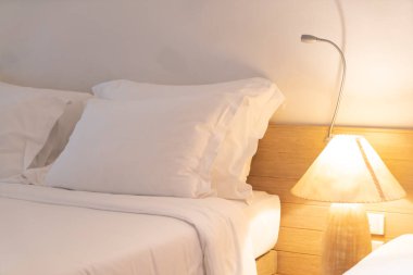 rahat beyaz yastıklar yatakta süslenir