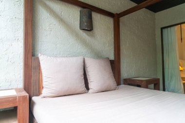 Yastık süslemesi balkondaki veranda yatağında.