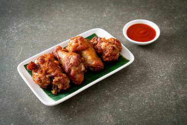 Balık soslu kızarmış tavuk budu.