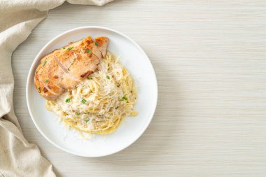 Ev yapımı spagetti beyaz kremalı sos ve ızgara tavuk.