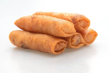 Kızarmış börek beyaz arkaplanda izole edilmiş.