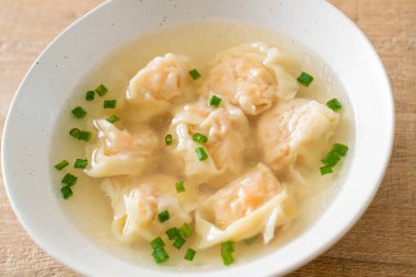 Beyaz kasede karides köftesi çorbası, Asya yemeği tarzı.