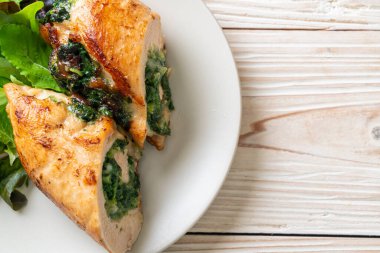 Peynir ve ıspanakla doldurulmuş fırında tavuk göğsü.