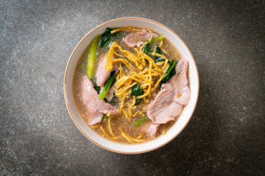 Soslu domuz etli çıtır erişte, Asya usulü.