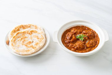 Hint usulü tavuk tikka masala baharatlı körili et yemeği roti veya naan ekmeği.