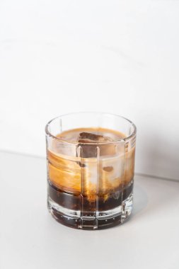 Beyaz Rus kahvesi - Votka, kahve likörü, krema ve dondurmalı trend alkollü içecek,