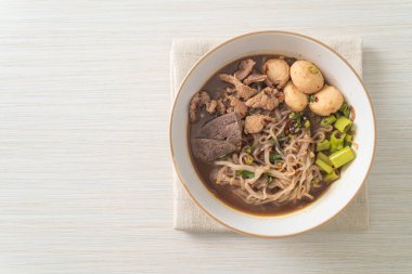 Domuz etli Tayland eriştesi, yahni, köfte ve domuz ciğeri kanlı çorba Tayland eriştesi usulü.