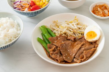 Susamlı teriyaki domuz kızartması, fasulye filizi, haşlanmış yumurta ve pirinç seti - Japon yemek tarzı.