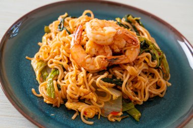 Karıştırılmış hazır erişteli sukiyaki, karidesli, Asya usulü.