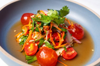 Tuzlu yumurta sarısı baharatlı salata ve sosis tabakta.