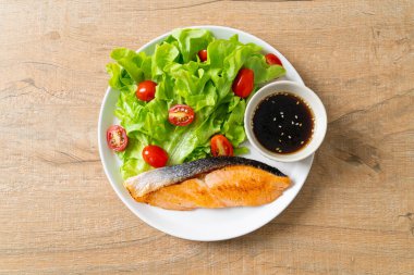 Kızarmış somon bifteği ve sebze salatası. Sağlıklı yemek tarzı.