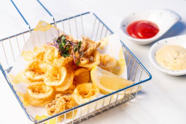 Kızarmış kalamar soslu kalamar.