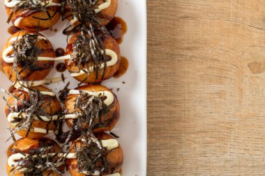 Takoyaki köftesi ya da ahtapot köftesi - Japon yemeği tarzı.