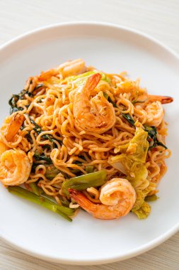 Karıştırılmış hazır erişteli sukiyaki, karidesli, Asya usulü.