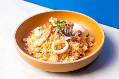 Kil tabakta kızarmış deniz ürünleri.