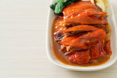 Pekin ördeği ya da ızgara kırmızı soslu kızarmış ördek Çin yemeği tarzı.