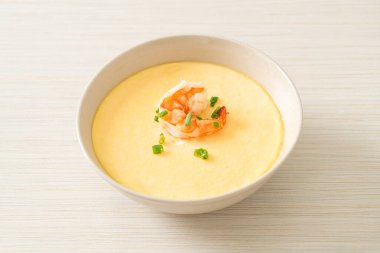 Karides ve taze soğanlı buğulanmış yumurta.