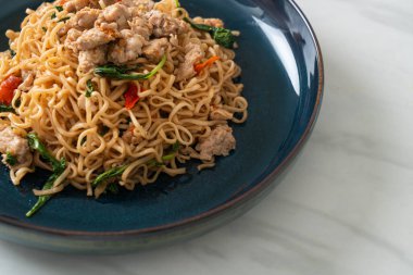 Tayland fesleğeni ve kıymalı Tayland usulü kızarmış erişte.