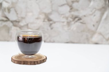 Kafe ve restoranda sıcak americano kahvesi.