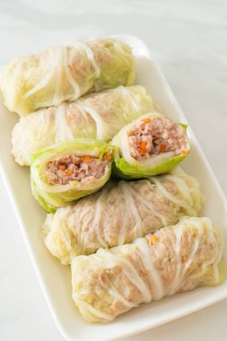 Çin lahanasına sarılı ev yapımı kıymalı domuz eti ya da haşlanmış lahana.