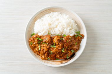 Tavuklu tikka masala, tabakta pilav, Hint yemeği tarzı.