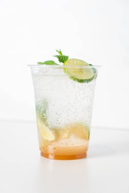 Limonlu ve naneli mojito.