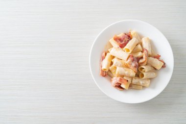 Beyaz soslu ve pastırmalı ev yapımı spagetti rigatoni makarna. İtalyan usulü.