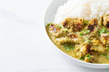 Yeşil körili Afgan tavuğu ya da Hariyali tikka tavuklu Hara masala - Asya usulü