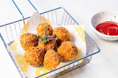 Tayland usulü soslu kızarmış tavuk.