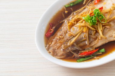 Soya soslu balık buğulama - Asya yemeği tarzı
