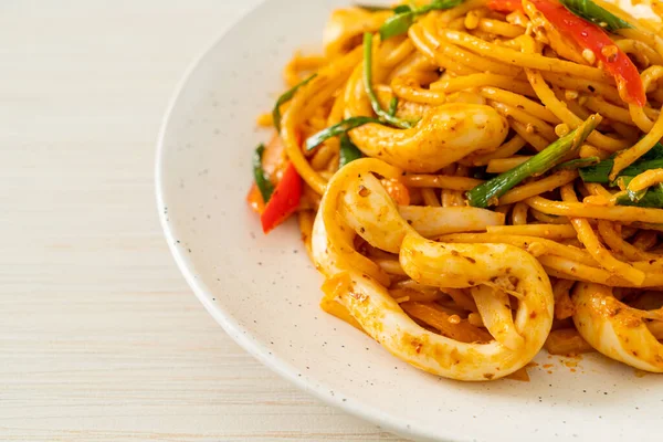 Kızarmış spagetti, tuzlanmış yumurta ve kalamar. Füzyon yemek stili.