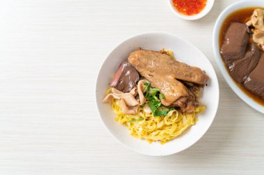 Yumurtalı erişte, kurutulmuş ördekle servis edilir. Asya usulü.