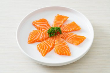Taze Somon Çiğ Sashimi - Japon yemek tarzı