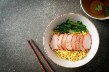 Barbekü Kırmızı Domuz Eriştesi Çorbalı - Asya usulü