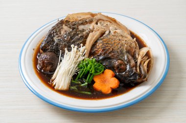 Soya soslu kaynamış balık kafası - Japon yemeği tarzı.