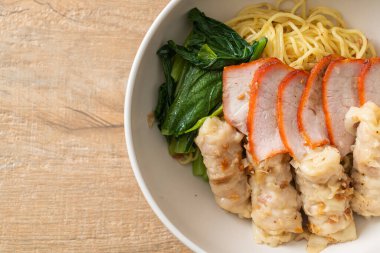 Barbekü Kırmızı Domuz eti ve Asya usulü Çorbalı Wonton Eriştesi.