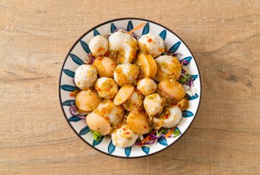 Köfte ve baharatlı salata. Sağlıklı yemek tarzı.