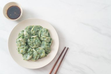 Soslu buğulanmış frenk soğanı. Asya usulü.