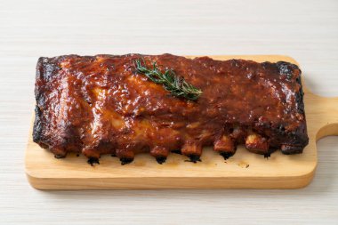 Barbekü soslu ızgara pirzola ve domuz pirzolası.