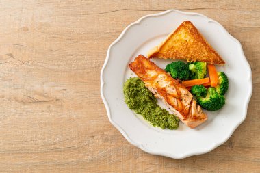 Pesto soslu ve sebzeli ızgara somon bifteği.