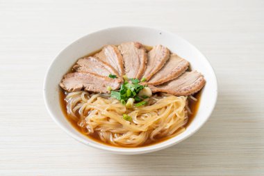 Ördek çorbalı ördek eriştesi. Asya usulü.