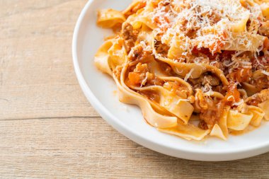 İtalyan usulü peynirli ev yapımı fettuccine bolonez.