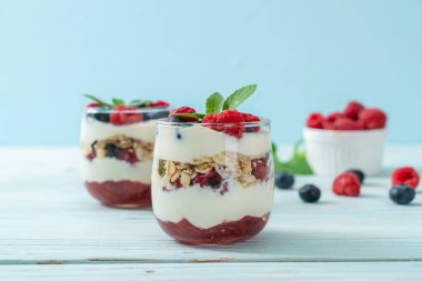 Ev yapımı ahududu ve yaban mersinli yoğurt ve granola. Sağlıklı yemek tarzı.